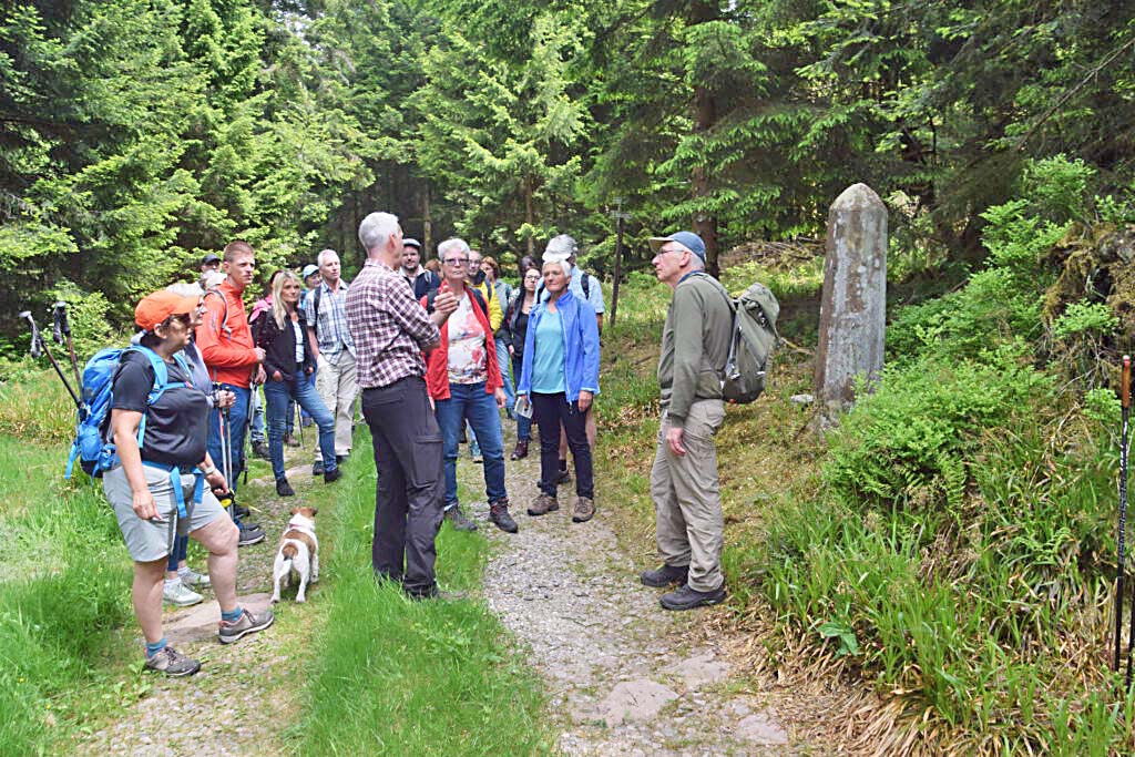 2026-4-15-NO-Touristen-Info-Steinerner Wegweise Höhenhöfe Wanderung