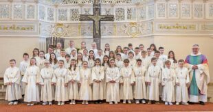 45 Kinder feierten in der Zeller Pfarrkirche ihre Erstkommunion