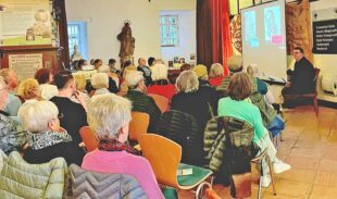 Michael Paul liest vor vollem Haus