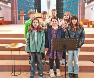 Sieben Kinder vor ihrem großen Tag