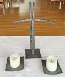 Handgeschmiedetes Kreuz ziert das evangelische Gemeindehaus