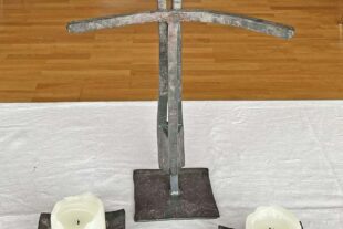 Handgeschmiedetes Kreuz ziert das evangelische Gemeindehaus 2026-4-2-ZE-Michael Horst-Kreuz am Evang. Gemeindehaus-IMG_2288_a