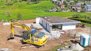 Bagger fressen sich durch die Mauern des alten Kindergartens