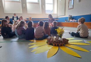 Kinder lassen Sonnenblumen wachsen und den Frühling hochleben