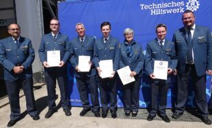 Helferzeichen in Gold mit Kranz für Hildegard Kornmayer