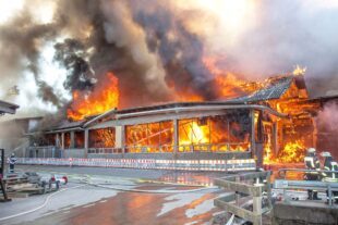 Großbrand zerstört Produktionshalle der Firma Rombach