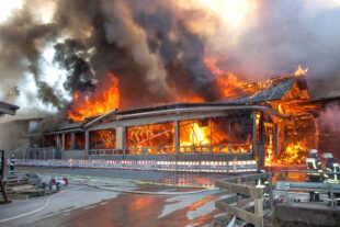 Gebäude einer Holzfirma brennt