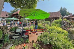Deutscher Mühlentag am Pfingstmontag auf dem Rathausplatz 2026-5-15-OH-Tourist-Info-Bodo sorgt für entspannte Stimmung beim Deutschen Mühlentag in Oberharmersbach