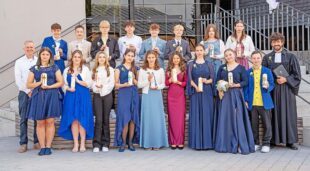 „Mut zum Sprung“: Evangelische Kirchengemeinde feiert Konfirmation mit starkem Vertrauensmotiv