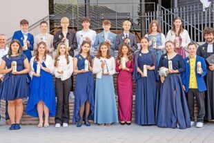 „Mut zum Sprung“: Evangelische Kirchengemeinde feiert Konfirmation mit starkem Vertrauensmotiv 2026-5-15-ZE-Geri Mutter-Konfirmation-Gesamtfoto-draußen-Originalformat