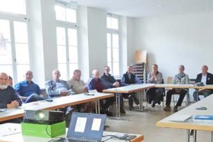 Große Verdienste und innovative Projekte des Zeller Historischen Vereins 2026-5-15-ZE-Verein-Hist Verein-Bernhard Kähms (links) gibt den Kassenbericht, Josef Ringwald (rechts) ist Hauptreferent DSC02324 (2)