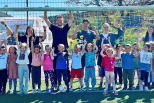 Fußballprojekt begeistert Kinder im Kindergarten Wirbelwind 2026-5-18-ZE-UE-Kindergarten-Wirbelwind Fußballtag Gruppenbild
