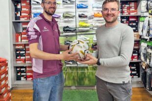 Sport Sandhas spendet den FVU-Spielball 2026-5-22-ZE-UH-Verein-FVU Ball-PHOTO-2026-05-21-18-14-17