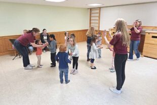 Turnraum wird zur Tanzfläche 2026-5-29-OH-Kinderhaus Sonnenblume- Volkstanz 20260507_160843