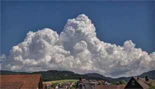 Wolkengebirge brodelt über Oberharmersbach