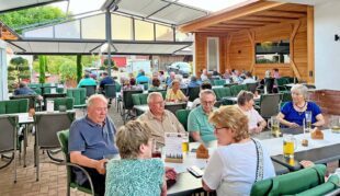 Den Sommer genießen im Biergarten und Straßencafé