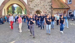 Tanzalarm vor dem Storchenturm
