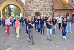 Tanzalarm vor dem Storchenturm 2026-5-6-ZE-TSC-Buenos Aires-Kapstadt-Zell - Internationaler Line Dance Flashmob