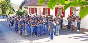 Der Maibaum steht in Entersbach