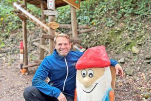 500 Kinder machen beim Osterrätsel mit 2026-5-8-OH-Tourist-Info-Tobi Ohmann und Hademar Waldwichtel gratulieren den GewinnerInnen vom Drüc...rsbach