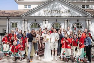 Ein Hoch der Hexenzunft auf das Brautpaar 2026-5-8-ZE-UH-Verein-Hexenzunft-Hochzeit_SvenJosie_Bild2