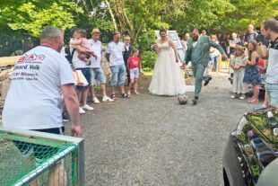 Großer Bahnhof für Zoe und Felix Merz 2026-6-1-BI-PB-Helmut Christ-DJK-Hochzeit-Felix beim Torschuss mit Zoe