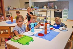 Endlich wieder Alltag ohne Baustelle im Kindergarten 2026-6-1-NO-Kita St. Ulrich-Im neu gestalteten Bistro können die Kinder gemütlich beim Essen mit ihren...eilen.