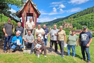 Ein Zuhause fernab der Heimat 2026-6-12-NO-mnb-Gästeehrung Hermehansenhof Stammtischrunde