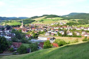 »Albergo Diffuso: Schwarzwald.Dorf.Hotel« soll neuen Impuls und Chancen für den Tourismus bringen 2026-6-2-OH-hps-Ortsansicht Oberharmersbach-DSC_8638