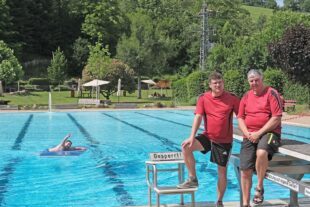 Kleines Bad mit großer Anziehungskraft 2026-6-2-OH-vo- Schwimmbad XT4V7500