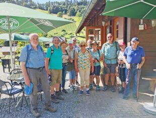 Wandergruppe weicht der Hitze aus