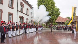 Feierliches Zeremoniell für den neuen Kommandanten der Bürgerwehr