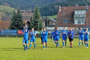 „Dino“ FVU verabschiedet sich nach 18 Jahren aus der Bezirksliga 2026-6-5-ZE-UH-Verein-FVU_Applaus_Dinglingen.jpg
