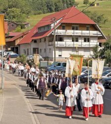 Kirchengemeinde St. Mauritius feiert Hochfest mit Zug durch den Ort