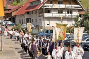 Kirchengemeinde St. Mauritius feiert Hochfest mit Zug durch den Ort 2026-6-8-BI-PB-lth- Fronleichnam Blumenteppich Foto 1