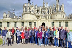 2026-6-8-NO-Wolfgang Krämer- Loire Pfingsten Bildungswerk Reisegruppe vor Schloss Chambord