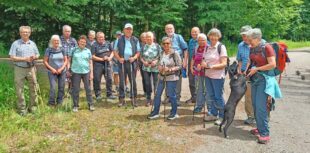 Senioren wandern zwischen Windkraft und Heimatgeschichte