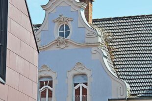 Logenplatz für die Storchen-Show 2026-6-8-ZE-vo- Lieblingsbänkle mit Storchenblick DSC_6346